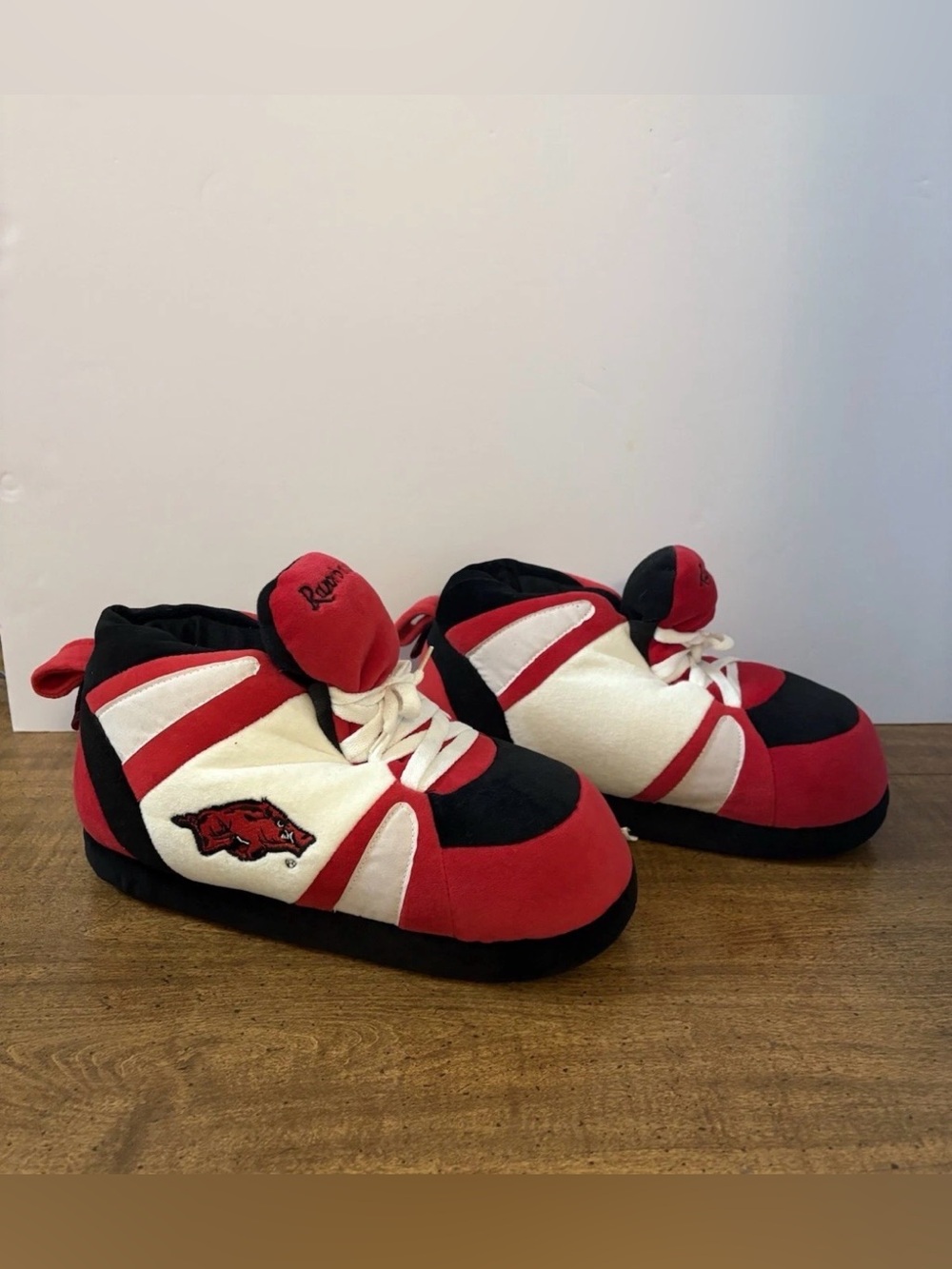 Razorbacks University Of Arkansas Comfy Feet Sneaker Unisex Slippers Size XL Red